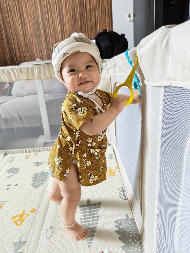 Sao Việt 24h: Mẹ Hồ Ngọc Hà nắm tay chồng lai Pháp không rời; Con gái 8 tháng tuổi của Hamp;#39;Hen Niê mê leo trèo giống mẹ - 2