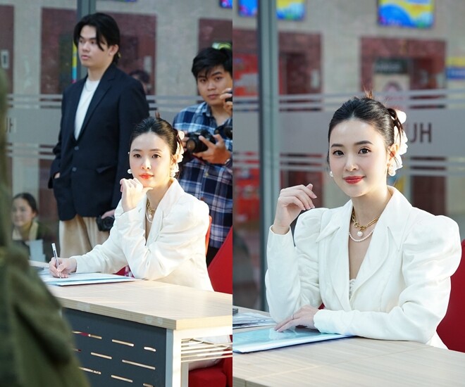 Cô chăm chú quan sát để chấm điểm các tác phẩm của sinh viên.