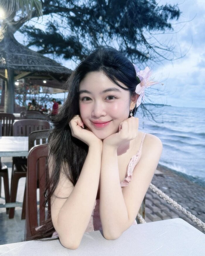 Lọ Lem sinh năm 2006, nổi tiếng với ngoại hình xinh đẹp.