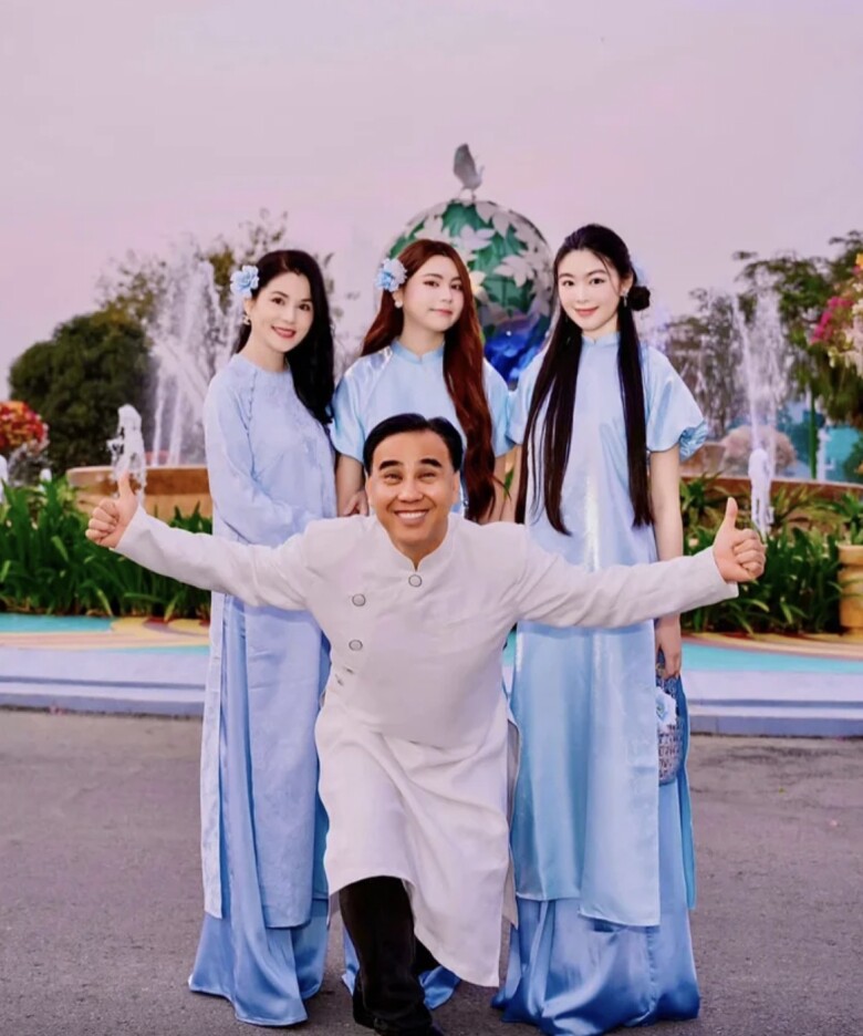 MC Quyền Linh bên vợ và 2 con gái xinh đẹp.