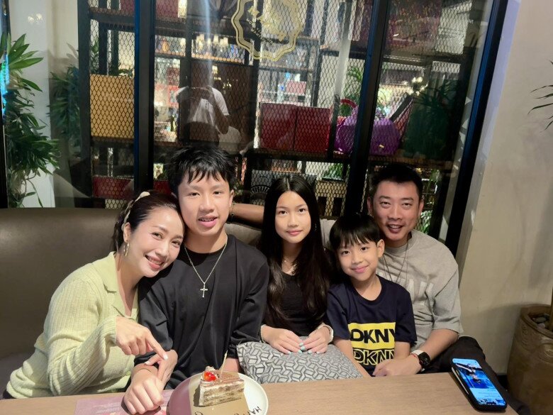 Sao Việt 24h: Ngô Thanh Vân thích thú khoe nàng tiên cá tròn xoe; Tiến Luật than nhớ 2 con gái sinh đôi khi đi xa - 6