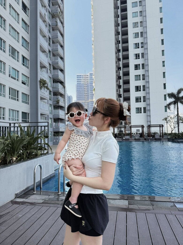 Sao Việt 24h: Ngô Thanh Vân thích thú khoe nàng tiên cá tròn xoe; Tiến Luật than nhớ 2 con gái sinh đôi khi đi xa - 8