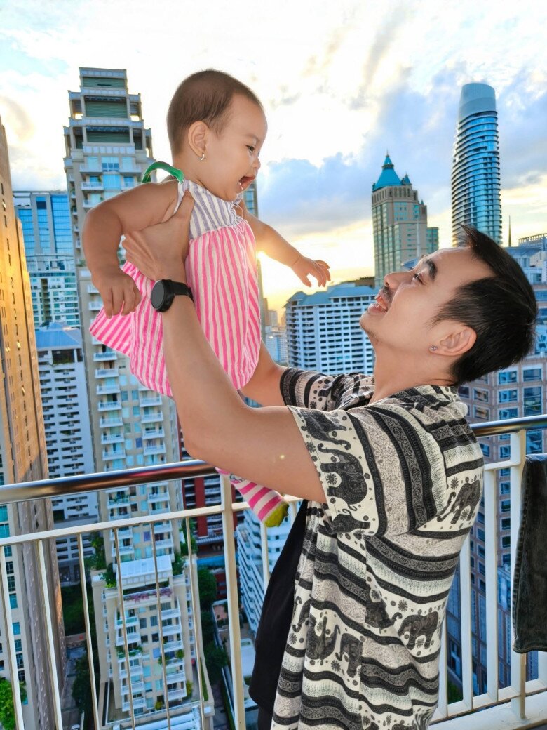 Sao Việt 24h: Ngô Thanh Vân thích thú khoe nàng tiên cá tròn xoe; Tiến Luật than nhớ 2 con gái sinh đôi khi đi xa - 7
