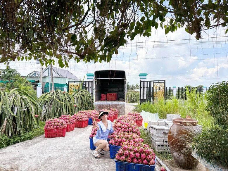 Sao Việt 24h: Ngô Thanh Vân thích thú khoe nàng tiên cá tròn xoe; Tiến Luật than nhớ 2 con gái sinh đôi khi đi xa - 10