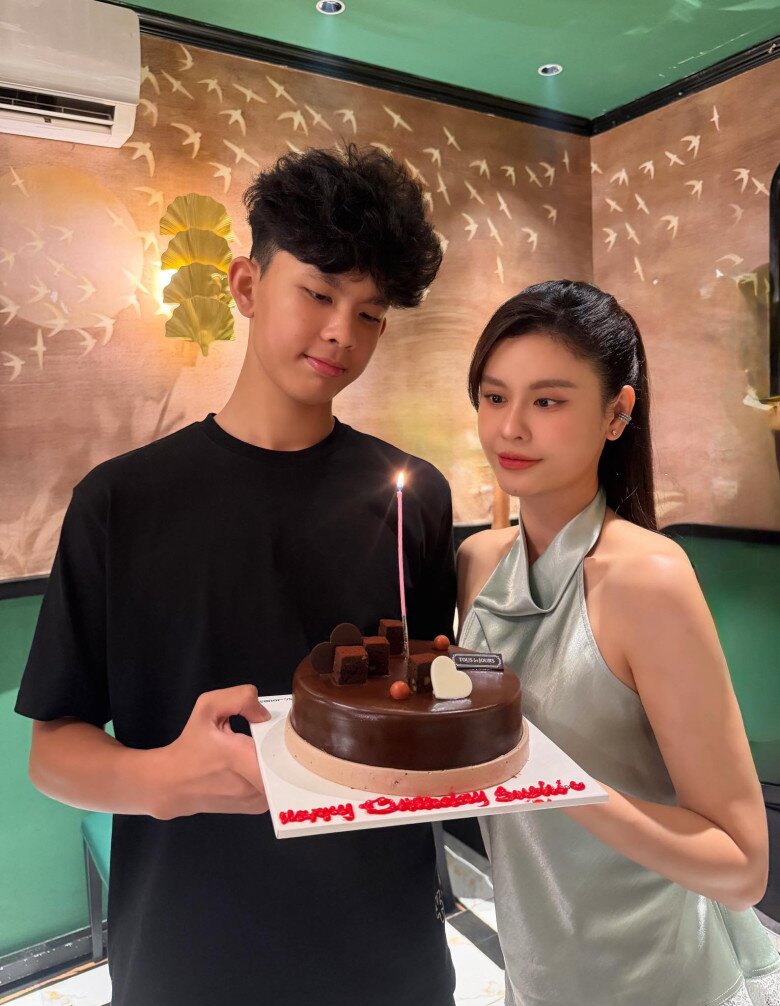 Sao Việt 24h: Cindy nghẹn ngào xin lỗi trong ngày giỗ thứ 2 của mẹ; Cháu gái NSƯT Kim Tiểu Long amp;#34;mắt thâm như gấu trúcamp;#34; sau sinh - 6