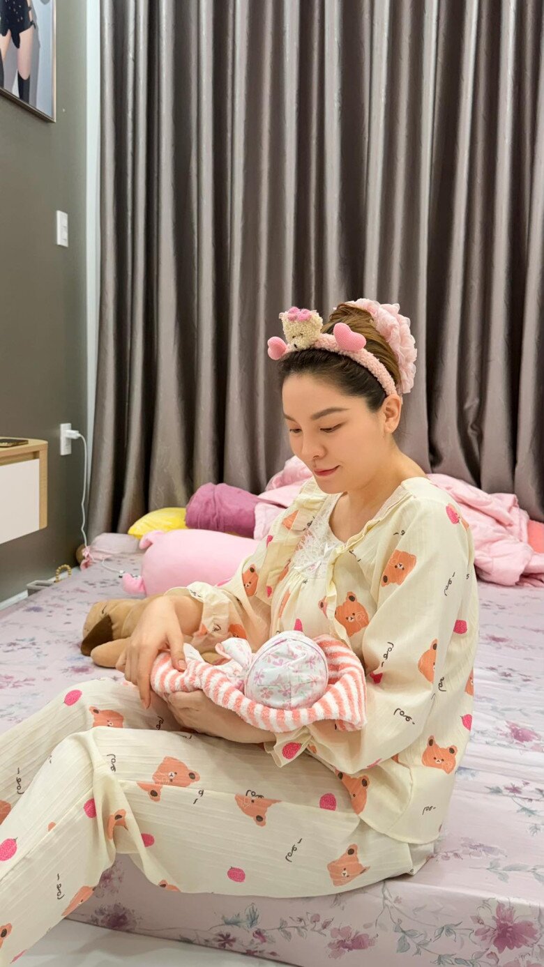 XEM VIDEO: Saka Trương Tuyền chăm sóc em bé mới chào đời.