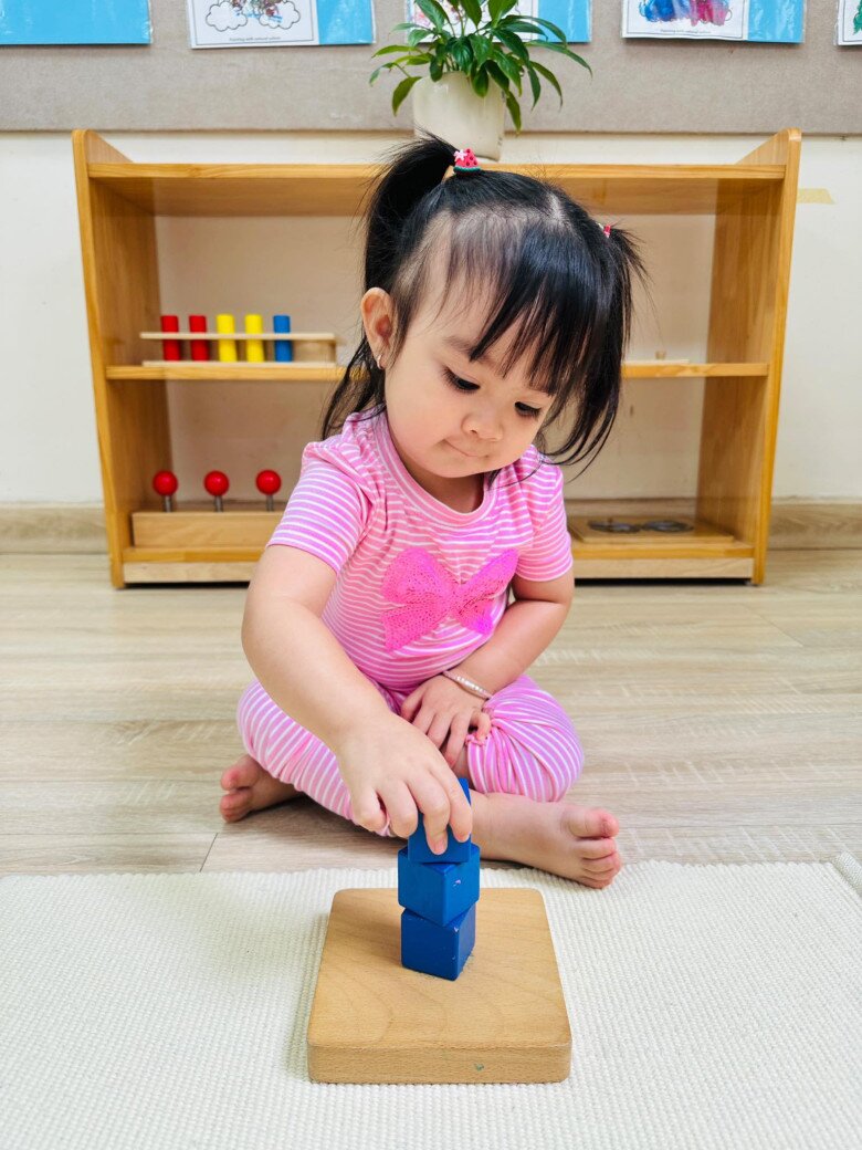 Sao Việt 24h: Mạnh Trường khoe con trai giống bố, nói tiếng Anh amp;#34;như gióamp;#34;; Hồ Ngọc Hà cùng amp;#34;anh yêuamp;#34; đi ăn tối lãng mạn - 6