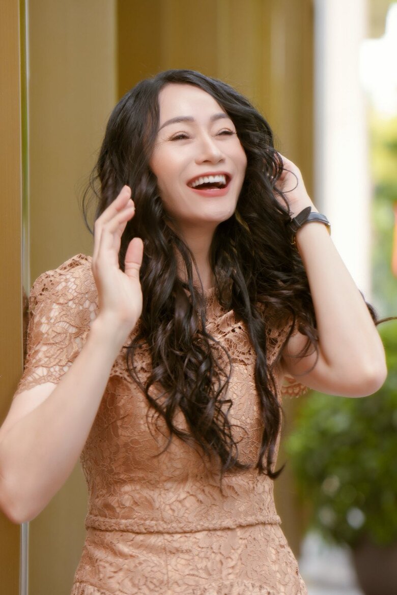 Sao Việt 24h: Mạnh Trường khoe con trai giống bố, nói tiếng Anh amp;#34;như gióamp;#34;; Hồ Ngọc Hà cùng amp;#34;anh yêuamp;#34; đi ăn tối lãng mạn - 12