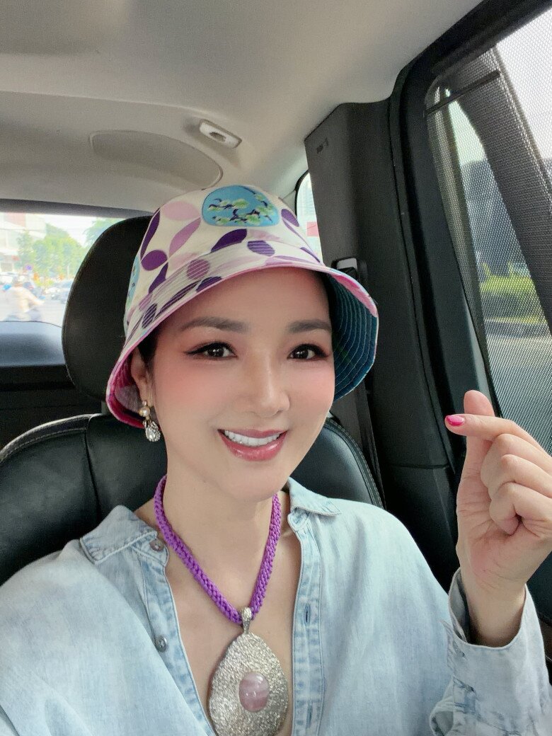 Sao Việt 24h: Nữ đại gia miền Tây chơi đàn như amp;#34;thần tiên tỷ tỷamp;#34; nhưng lộ đôi tay gân guốc, sinh 4 con dáng vẫn nuột nà - 12