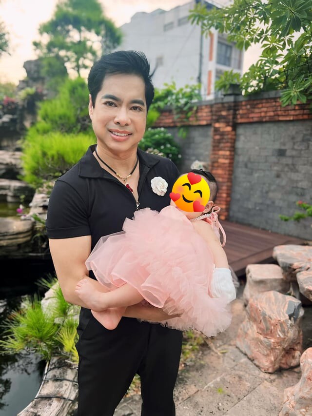 Dù chưa kết hôn nhưng Ngọc Sơn có 2 người con nuôi.