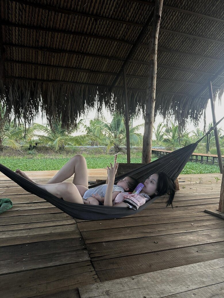 Sao Việt 24h: Phương Oanh bất ngờ đăng dòng trạng thái đầy suy ngẫm; Phạm Hương khoe 2 con trai vừa ngầu vừa điển trai - 6