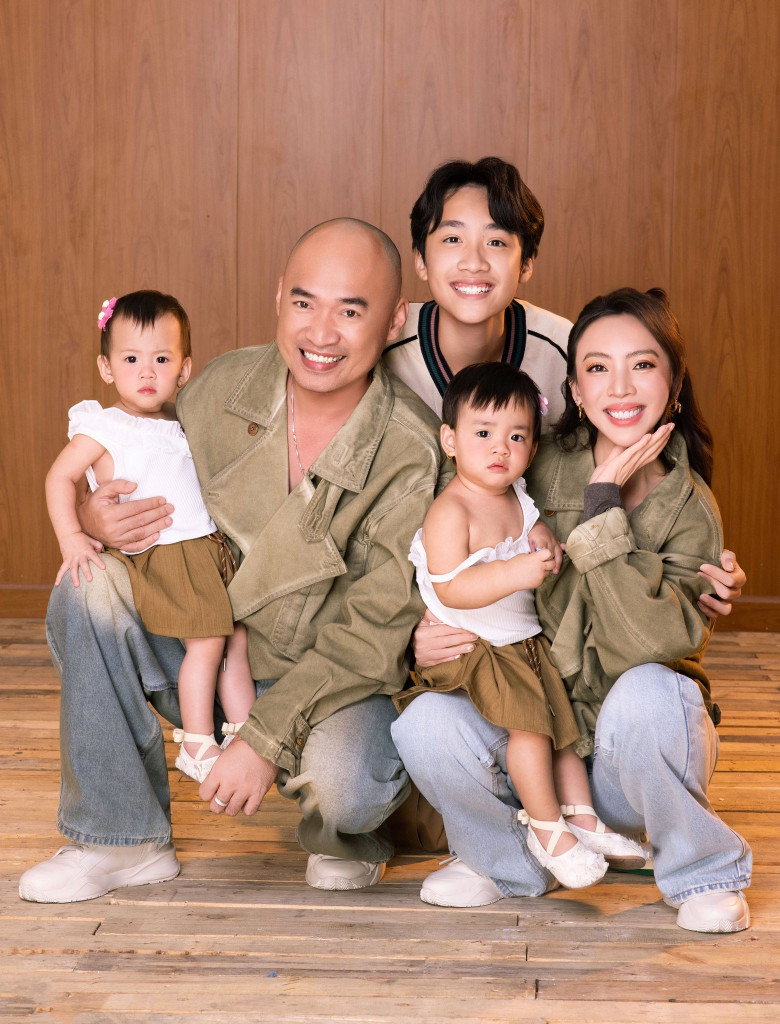 Thu Trang - Tiến Luật giới thiệu 2 bé gái sinh đôi vào đầu năm 2026.