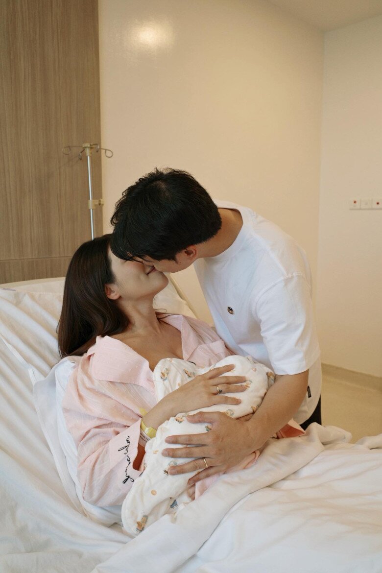 Sao Việt 24h: Thu Trang amp;#34;máchamp;#34; chồng chuyện 2 con gái sinh đôi ở nhà, Tiến Luật lập tức ra sân bay - 12