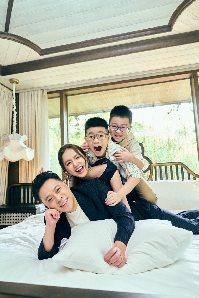 Sao Việt 24h: Tiến Luật khoe cặp sinh đôi, tiết lộ 2 bé là phiên bản mini của mình và bà xã Thu Trang - 9