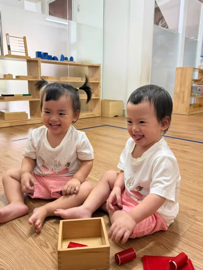 Cặp song sinh được nhận xét là phiên bản mini của Thu Trang - Tiến Luật.