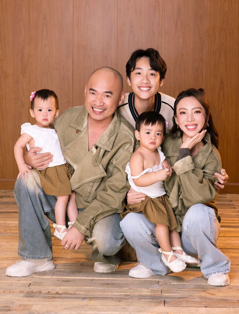 Vợ chồng Thu Trang - Tiến Luật chia sẻ hình ảnh về cặp song sinh vào đầu năm 2026.