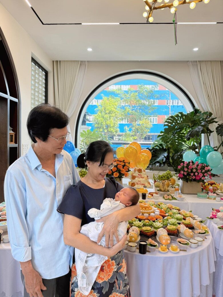 Vân Trang biết ơn vì có bố mẹ phụ giúp việc kinh doanh, chăm sóc các con.