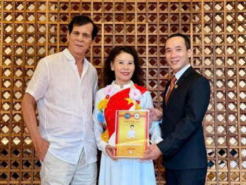 Mẹ ruột Hồ Ngọc Hà ở tuổi U70 vẫn hoàn thành đề án, đi làm việc ở nước ngoài luôn được ông xã lai Pháp cận kề