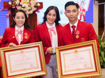 Khánh Thi 3 lần được nhận Huân chương Lao động hạng Ba, gửi lời cảm ơn đến ông xã Phan Hiển và bạn nhảy xinh đẹp