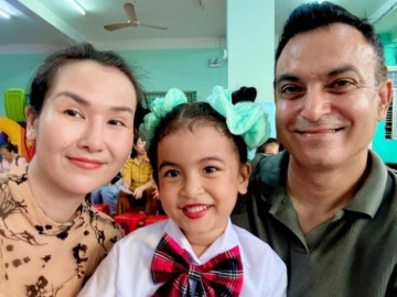 Con gái lai Ấn Độ của Võ Hạ Trâm nổi bật nhất lớp trong giờ học hát tiếng Anh, mới 5 tuổi nói được 3 ngôn ngữ