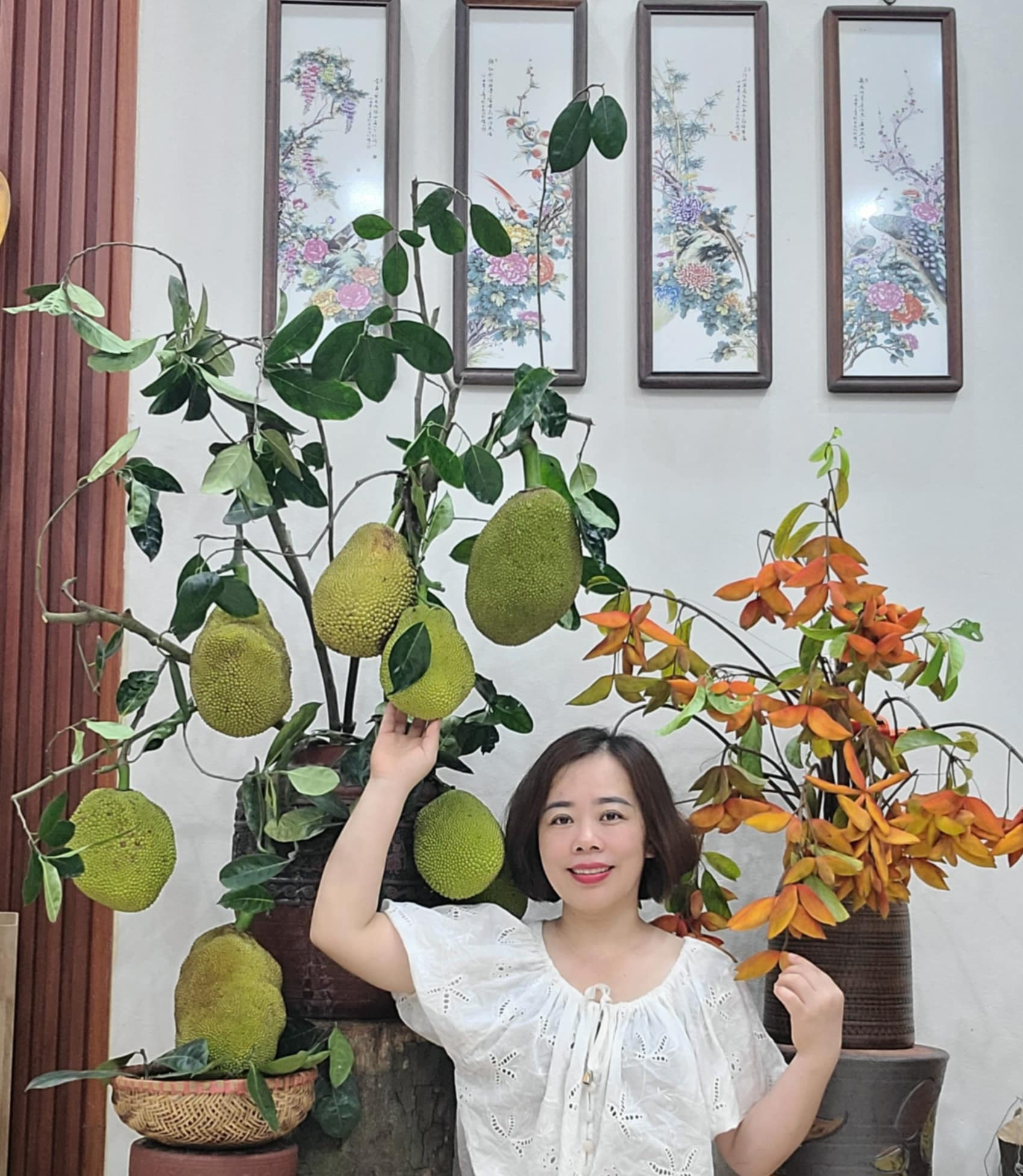 Với chị Tạ Minh Huyền, những bình cành quả trở thành chiếc cầu nối giữa con người với nhau