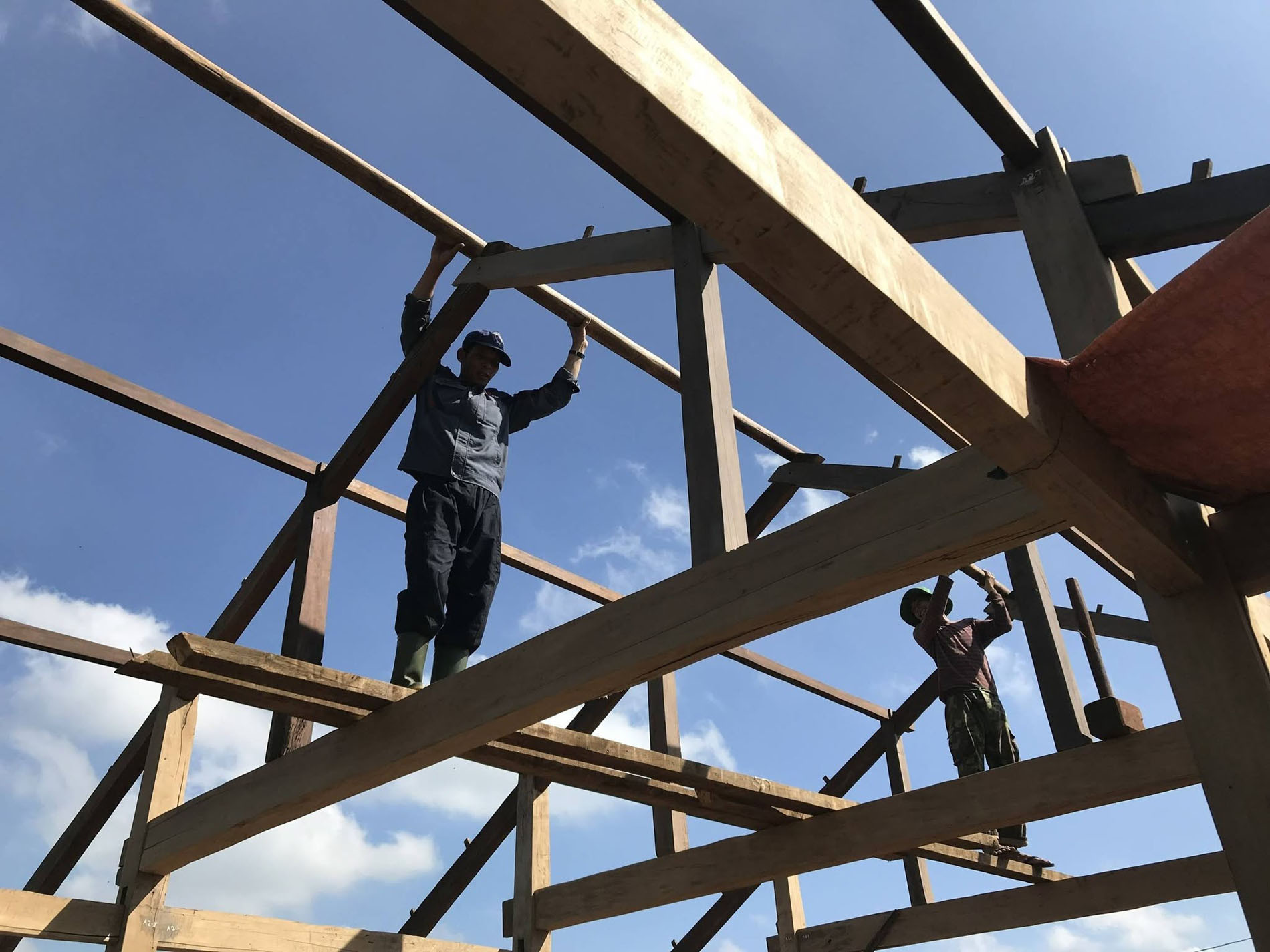 Vốn làm việc trong lĩnh vực xây dựng, từng nhận thầu và thi công nhiều công trình nhà gỗ, vách đất sét nên anh Kiệt áp dụng kinh nghiệm có được vào quá trình xây nhà của riêng mình
