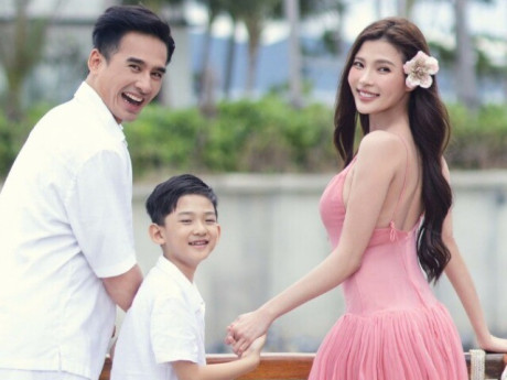 Nam chính bị ghét trong phim Bóng Ma Hạnh Phúc có vợ là hot girl gốc Huế, sinh con quốc tịch Mỹ giờ dáng đẹp nuột nà