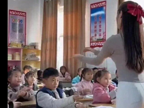 Học sinh làm văn kể cảnh "gặp lại cô giáo 20 năm sau", đọc xong giáo viên cho điểm 0