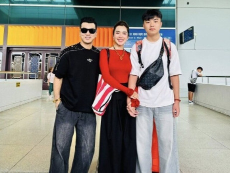Con trai sang Mỹ được 10 tháng, điện về nhà báo một tin khiến vợ chồng Ưng Hoàng Phúc thấy thương, mua vé cho về nước