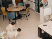 Yêu con - Kiểm tra camera phát hiện hành động "lén lút" của 2 nhóc tì lúc nửa đêm, người mẹ vừa bật cười vừa lo lắng