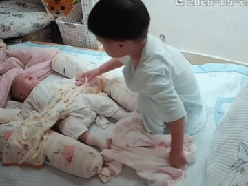 Mẹ ra ngoài để con trai 2 tuổi và em sơ sinh trong phòng ngủ, hành động của anh lớn khiến gia đình lặng người