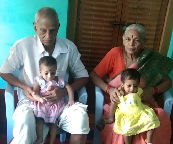 Cặp vợ chồng Ấn Độ đón cặp song sinh, vợ 74 tuổi - chồng 82 tuổi.