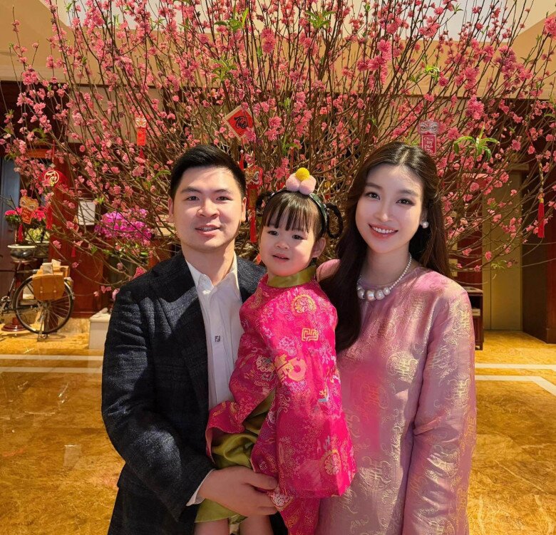 Trước đó, nàng hậu vướng nghi vấn bầu bí khi lộ bụng lùm lùm, diện đồ dáng suông.
