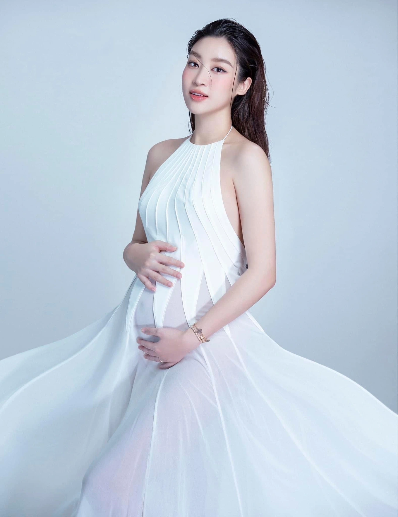 Hai lần mang thai kín như bưng của HH Đỗ Mỹ Linh với con trai bầu Hiển: Từ bí mật sinh con đến khoảnh khắc lộ bụng bầu lần 2 - 2