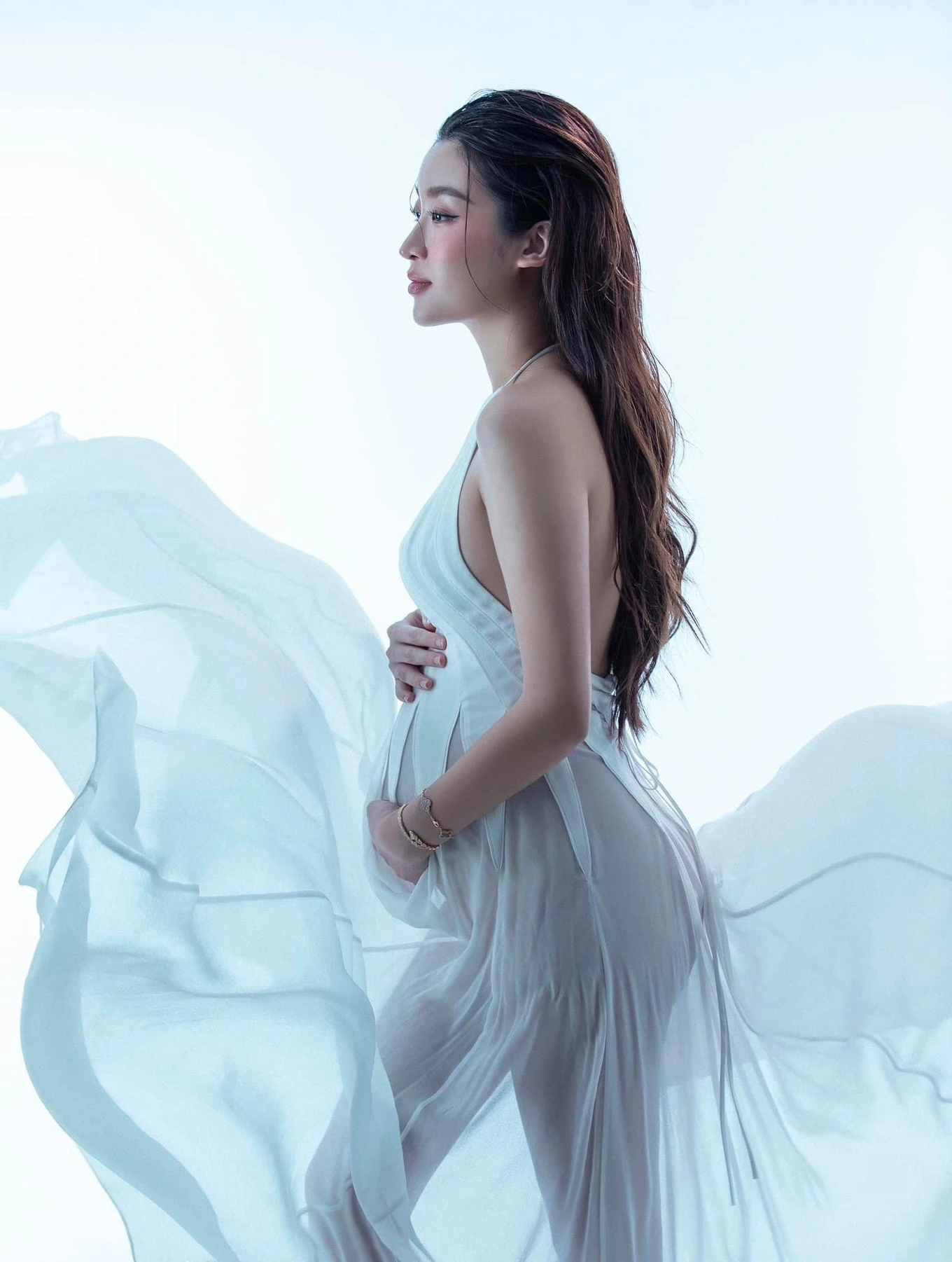 Khi con gái đầu lòng chào đời thuận lợi, Đỗ Mỹ Linh mới chia sẻ ảnh bầu.