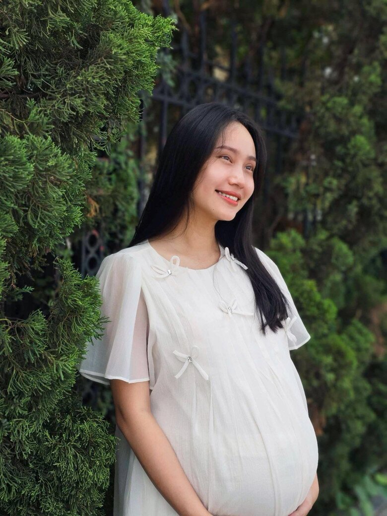 Cô gái thời tiết mang bầu lần 2 vào năm 2024, lần này thai kỳ có phần kín tiếng hơn.