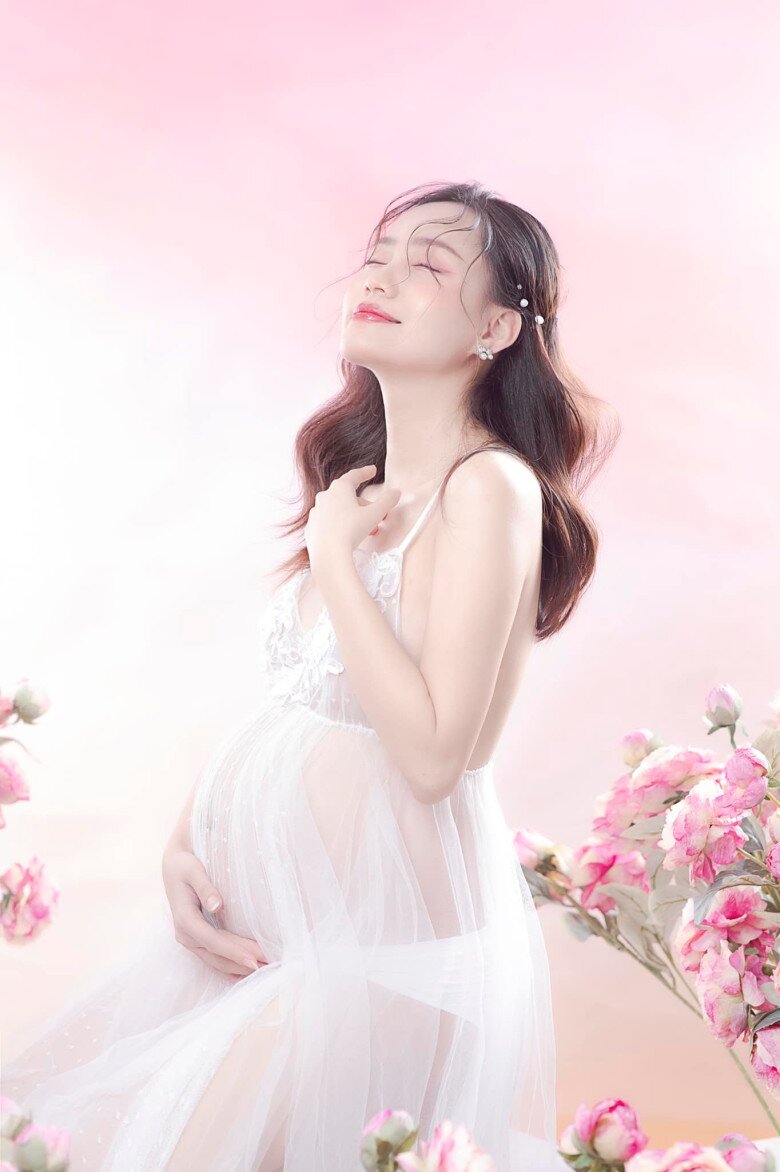 Xuân Anh tươi tắn khoe bụng bầu vượt mặt.