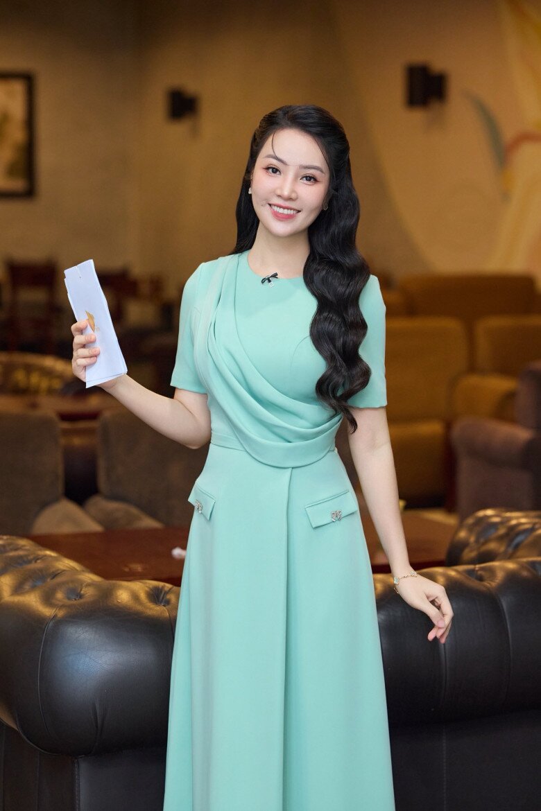 Trong thời gian mang thai con thứ 2, mỹ nhân VTV vẫn duy trì công việc ở nhà đài, khéo léo chọn trang phục phù hợp nên khán giả khó nhận ra.