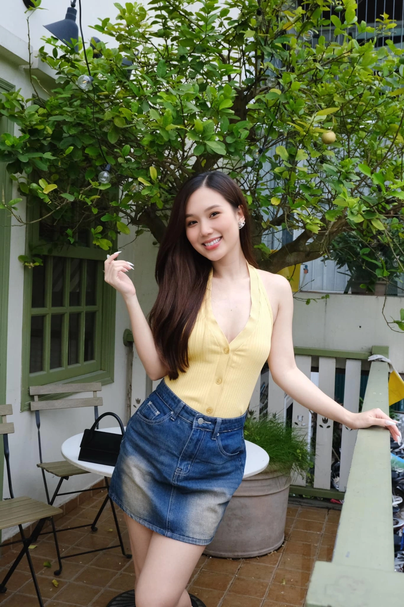 9X khi mang bầu 5 tháng vẫn rất thon gọn, nhan sắc không thay đổi nhiều.