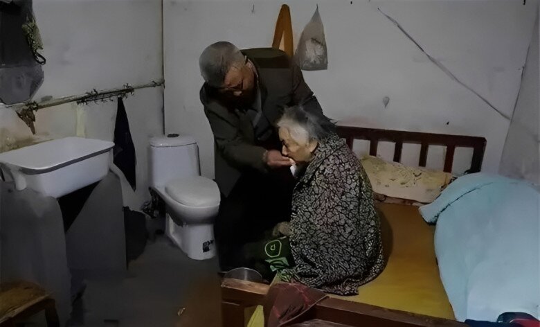 Cụ bà U80 nhập viện với chiếc bụng phình to như có bầu, kết quả chụp CT khiến ê-kíp bác sĩ sửng sốt - 4