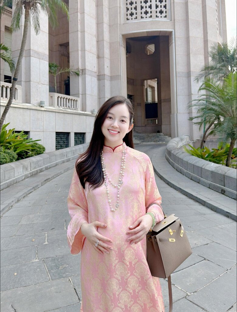 Hot girl Nhật ký Vàng Anh khoe dáng nuột nà sau 1 tháng sinh con với chồng công an, mẹ 3 con vẫn amp;#34;trông mòn con mắtamp;#34; - 5