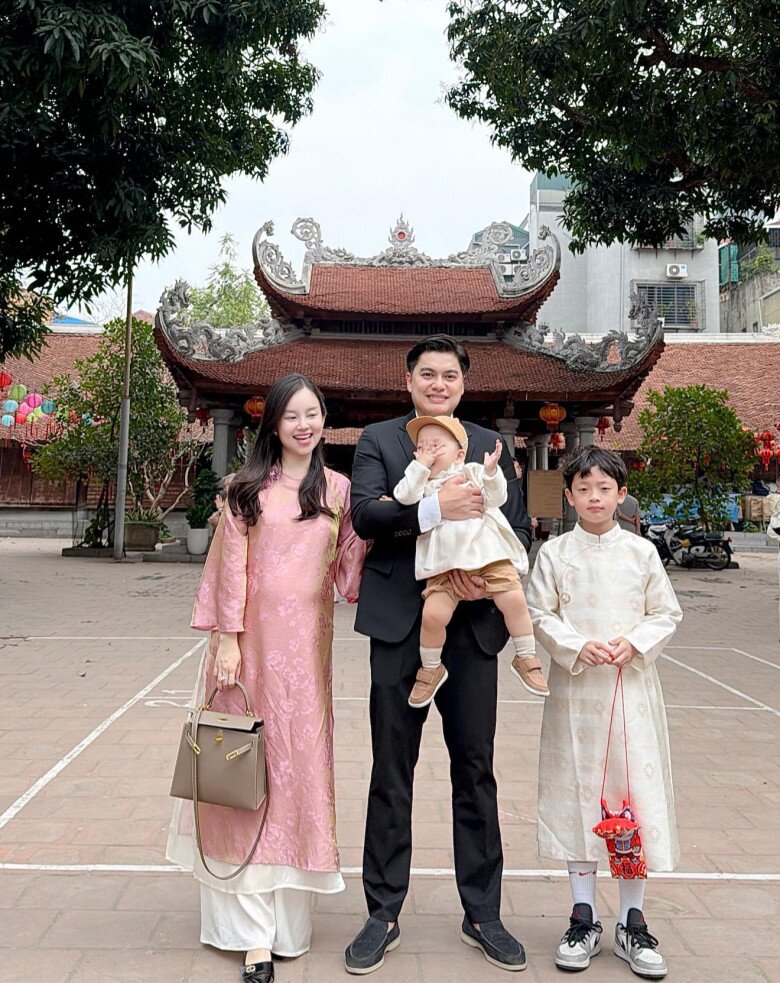 Bà bầu rạng rỡ bên chồng và 2 con trai kháu khỉnh.