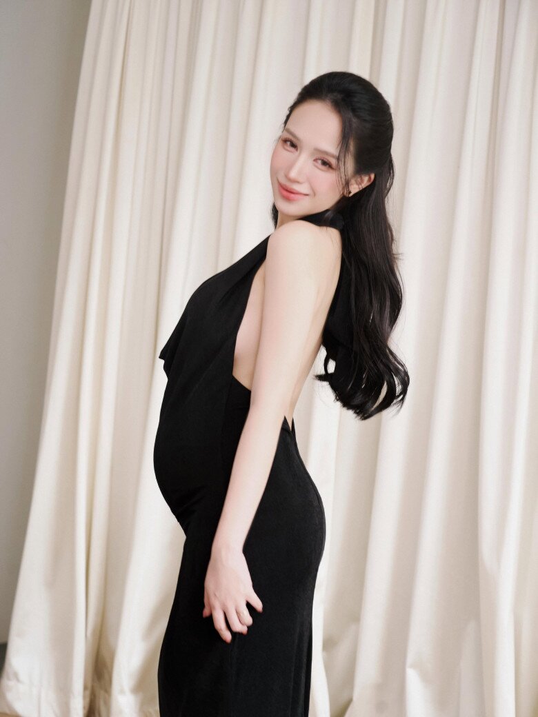 Bầu lần 5, Joyce Phạm ghi điểm bởi phong cách sang trọng, nửa kín nửa hở đầy quyến rũ.