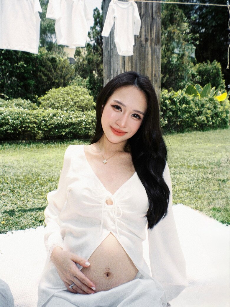 Hành trình bầu bí và làm mẹ của ái nữ Minh Nhựa được công chúng ngưỡng mộ và dõi theo.
