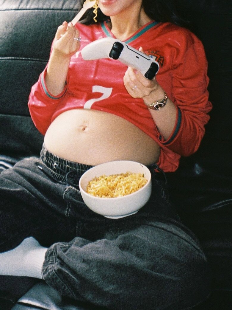 Vóc dáng bà bầu gen Z vẫn gọn gàng, năng động.