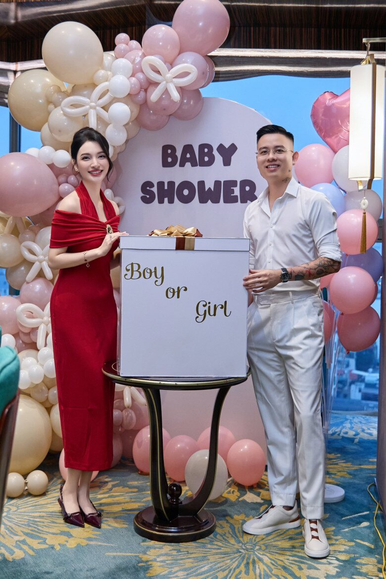 Người đẹp Hà Nội bầu bí vẫn gọn gàng, xinh đẹp.