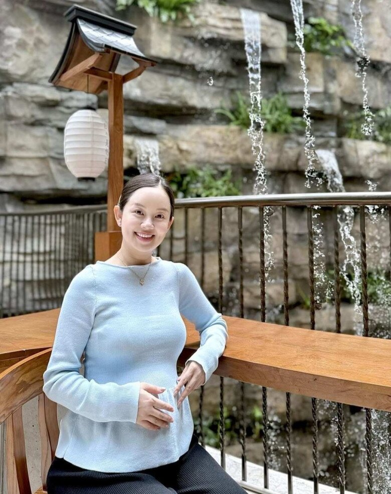 Mỹ nhân 9X bầu sắp sinh vẫn thon gọn, xinh đẹp.
