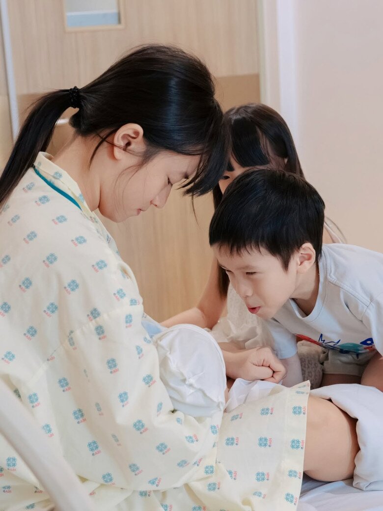 9X sinh con thứ 3 vào tháng 3 vừa qua, nhan sắc khi đi đẻ gây sốt.