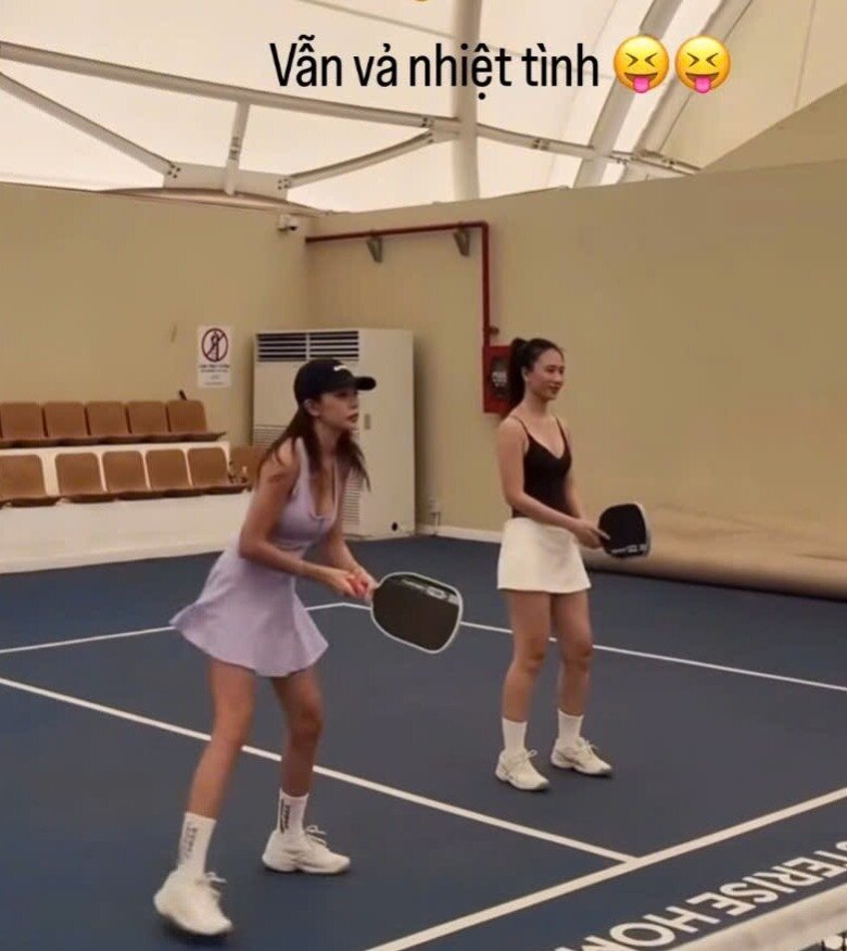 Trâm Anh (bên trái) trở lại sân pickleball sau sinh.