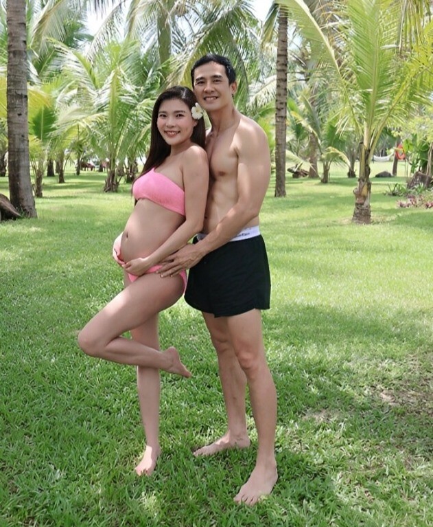 Mỹ nhân 8X khoe bầu 4 tháng quyến rũ với bikini.
